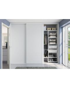 Compact gaderobeskab med hvide skydedøre.