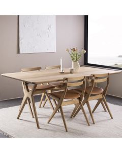 Spisebord AMELIA fra Kristensen og Kristensen i egetræ.