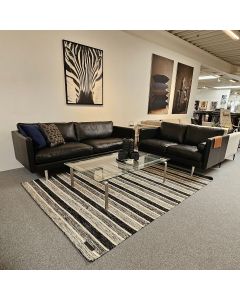 Eksklusivt sofasæt 3+2 i semi-anilin læder overvalt på sofaen.