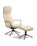 Moderne lænestol Easy med skammel i hvidt fåreskind.