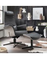 Kvalitets lænestol med skammel, Finess i sort læder og eg.