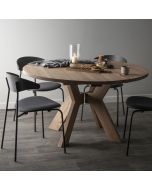 Monogram er et rundt spisebord udført i massivt træ i hhv. ask eller eg.