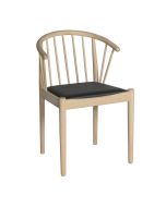 Lindeberg stol i massiv træ med lædersæde.