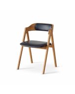 Spisebordsstol Mette fra Findahl i naturolie og egetræ med sort læder.